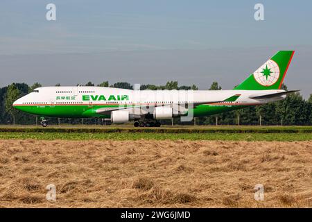 Taiwanese Eva Air Boeing 747-400 mit Kennzeichen B-16403 rollend auf dem Rollweg V des Amsterdamer Flughafens Schiphol Stockfoto