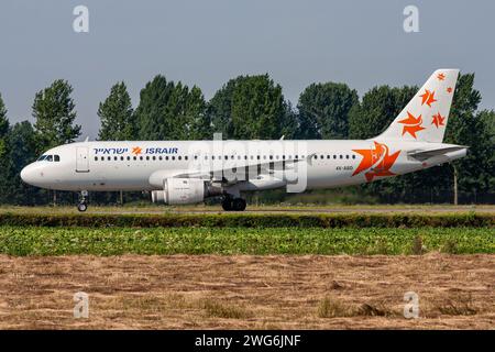 Israelischer Israir Airbus A320-200 mit Kennzeichen 4X-ABD rollend auf Rollweg V des Amsterdamer Flughafens Schiphol Stockfoto