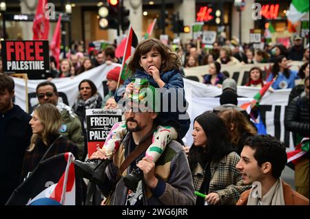 Oxford Street, London, Großbritannien. Februar 2024. Israel hat bei seinem brutalen Angriff auf Gaza über 25.000 Palästinenser getötet, und Tausende weitere befinden sich unter den Trümmern. Hunderttausende von Demonstranten fordern sofort einen Waffenstillstand. Die USA, Großbritannien, Japan und die NATO sind Mitschuld am Völkermord in Gaza, unterstützen Israel und liefern Waffen an Israel. Quelle: Siehe Li/Picture Capital/Alamy Live News Stockfoto