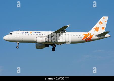 Israelischer Israir Airbus A320-200 mit Registrierung 4X-ABD im Finale für Amsterdam Airport Schiphol Stockfoto