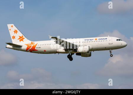 Israelischer Israir Airbus A320-200 mit Registrierung 4X-ABC im Finale für Amsterdam Airport Schiphol Stockfoto