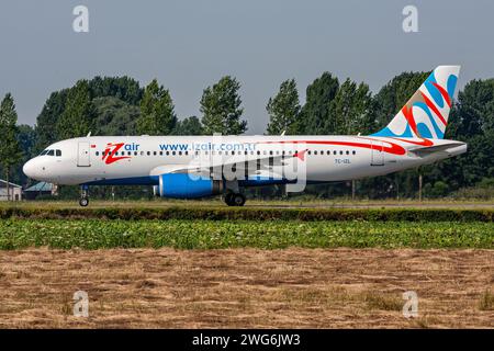 Türkischer IZair Airbus A320-200 mit Registrierung TC-IZL rollend auf Rollbahn V des Amsterdamer Flughafens Schiphol Stockfoto