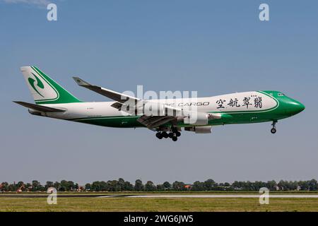 Chinesische Jade Cargo Boeing 747-400F mit der Registrierung B-2423 auf dem kurzen Finale für die Start- und Landebahn 18R (Polderbaan) des Amsterdamer Flughafens Schiphol Stockfoto