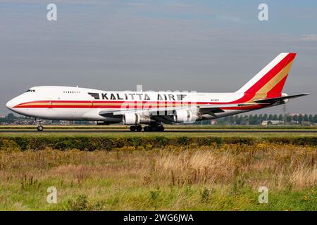 Die Kalitta Boeing 747-200F mit der Zulassung N713CK ist gerade auf der Piste 18R (Polderbaan) des Amsterdamer Flughafens Schiphol gelandet Stockfoto