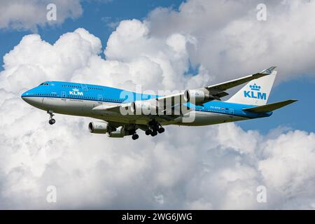 Niederländische KLM Boeing 747-400 mit Registrierung PH-BFW im Finale für Amsterdam Airport Schiphol Stockfoto