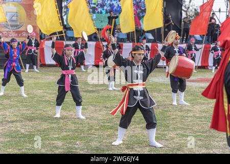 Buenos Aires, Argentinien - 3. Februar 2024: Japanische Tänzerinnen mit Trommel. EISA (japanischer Tanz mit Schlagzeug) in Varela Matsuri. Stockfoto