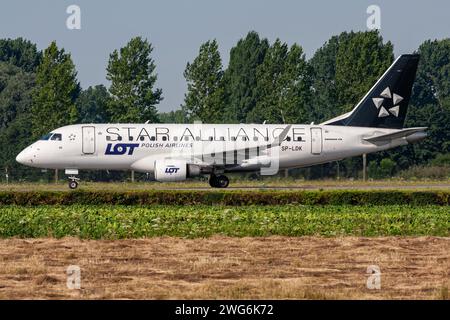 Polnisches LOS Embraer ERJ-170 mit der Registrierung SP-LDK in Star Alliance Lackierung auf Rollweg V des Amsterdamer Flughafens Schiphol Stockfoto