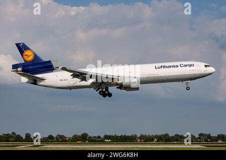 Deutsche Lufthansa Cargo McDonnell Douglas MD-11F mit Registrierung D-ALCC im kurzen Finale für den Flughafen Amsterdam Stockfoto