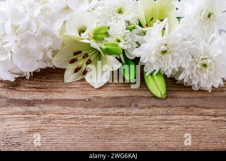 Lily, Hortensia und Chrysanthemen Blumen auf hölzernen Hintergrund, Textfreiraum. Stockfoto
