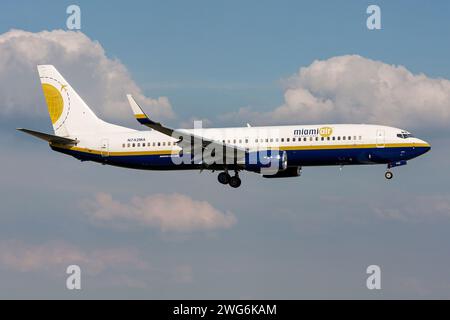 Miami Air International Boeing 737-800 mit der Registrierung N742MA im Finale für den Flughafen Amsterdam Schiphol Stockfoto