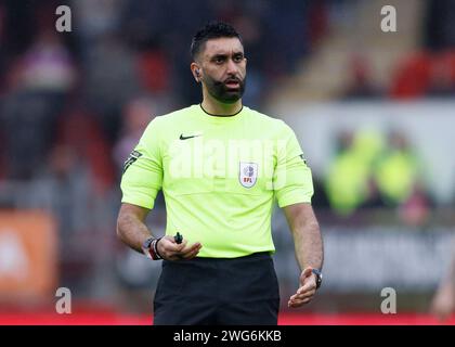 Schiedsrichter Sunny Singh Gill während des Sky Bet Championship Matches im Aesseal New York Stadium, Rotherham. Bilddatum: Samstag, 3. Februar 2024. Stockfoto