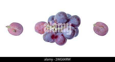 Die Draufsicht eines kleinen Busches roter oder violetter Trauben mit Hälften ist auf weißem Hintergrund mit Schnittpfad isoliert. Stockfoto