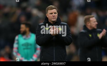 Newcastle am Samstag, 3. Februar 2024. Newcastle United-Manager Eddie Howe applaudiert Newcastle-Fans während des Premier League-Spiels zwischen Newcastle United und Luton Town in St. James's Park, Newcastle am Samstag, den 3. Februar 2024. (Foto: Michael Driver | MI News) Credit: MI News & Sport /Alamy Live News Stockfoto