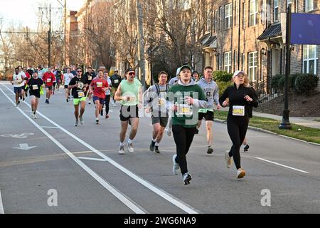 Raleigh, NC, USA, 3. Februar 2024. Knapp über 4.000 Läufer nahmen an der 20. Krispy Kreme Challenge Teil, einem 8-Meilen-Rennen, bei dem die Läufer anhalten, um ein Dutzend glasierte Donuts auf halbem Weg hinunter zu wölfen. Die Krispy Kreme Challenge, die 2004 erstmals als Wagen ausgetragen wurde, diente seitdem als Spendenaktion für das Kinderkrankenhaus der University of North Carolina und sammelte über 2 Millionen US-Dollar. Credit D Guest Smith / Alamy Live News Stockfoto