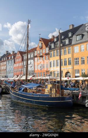 Nyhavn oder New Harbour ist ein Hafen-, Kanal- und Unterhaltungsviertel aus dem 17. Jahrhundert in Kopenhagen. Stockfoto