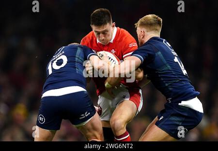 Josh Adams (Mitte) wird von Schottlands Finn Russell (links) und Kyle Steyn während des Guinness Six Nations Spiels im Principality Stadium in Cardiff angegriffen. Bilddatum: Samstag, 3. Februar 2024. Stockfoto