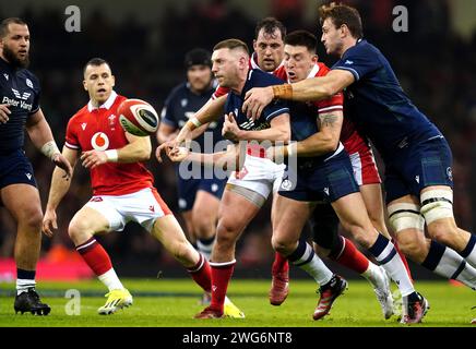 Der schottische Finn Russell (Mitte) wird von Josh Adams während des Guinness Six Nations Matches im Principality Stadium in Cardiff bekämpft. Bilddatum: Samstag, 3. Februar 2024. Stockfoto