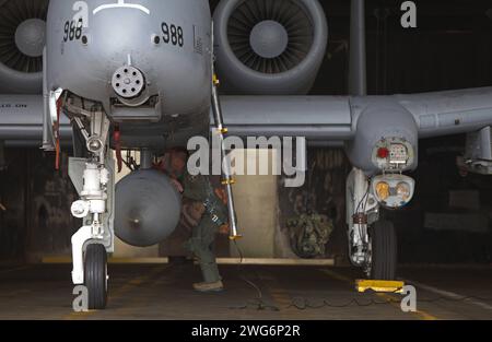 Ein Erdkampfflugzeug der US-amerikanischen Luftwaffe USAF vom Typ Fairchild-Republic A-10 Thunderbolt II auf der US-amerikanischen Luftwaffenbasis Spangdahlem in der Eifel. Das 81st Fighter Squadron wurde aufgelöst. Ein Erdkampfflugzeug der US-amerikanischen Luftwaffe USAF vom Typ Fairchild-Republic A-10 Thunderbolt II auf der US-amerikanischen Luftwaffenbasis Spangdahlem in der Eifel. Das 81st Fighter Squadron wurde aufgelöst. *** Eine Fairchild Republic Ein 10 Thunderbolt II Bodenangriffsflugzeug der US Air Force USAF auf dem US-Luftwaffenstützpunkt Spangdahlem in der Eifel die 81st Jagdgeschwader ist disb Stockfoto