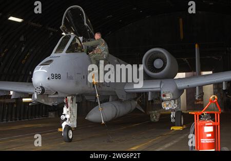 Ein Erdkampfflugzeug der US-amerikanischen Luftwaffe USAF vom Typ Fairchild-Republic A-10 Thunderbolt II auf der US-amerikanischen Luftwaffenbasis Spangdahlem in der Eifel. Das 81st Fighter Squadron wurde aufgelöst. Ein Erdkampfflugzeug der US-amerikanischen Luftwaffe USAF vom Typ Fairchild-Republic A-10 Thunderbolt II auf der US-amerikanischen Luftwaffenbasis Spangdahlem in der Eifel. Das 81st Fighter Squadron wurde aufgelöst. *** Eine Fairchild Republic Ein 10 Thunderbolt II Bodenangriffsflugzeug der US Air Force USAF auf dem US-Luftwaffenstützpunkt Spangdahlem in der Eifel die 81st Jagdgeschwader ist disb Stockfoto