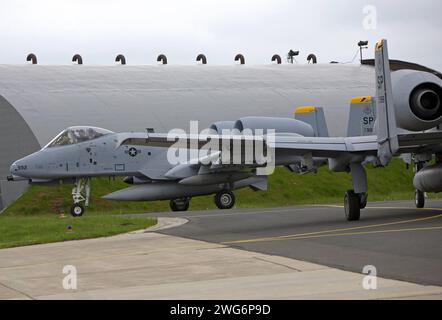 Ein Erdkampfflugzeug der US-amerikanischen Luftwaffe USAF vom Typ Fairchild-Republic A-10 Thunderbolt II auf der US-amerikanischen Luftwaffenbasis Spangdahlem in der Eifel. Das 81st Fighter Squadron wurde aufgelöst. Ein Erdkampfflugzeug der US-amerikanischen Luftwaffe USAF vom Typ Fairchild-Republic A-10 Thunderbolt II auf der US-amerikanischen Luftwaffenbasis Spangdahlem in der Eifel. Das 81st Fighter Squadron wurde aufgelöst. *** Eine Fairchild Republic Ein 10 Thunderbolt II Bodenangriffsflugzeug der US Air Force USAF auf dem US-Luftwaffenstützpunkt Spangdahlem in der Eifel die 81st Jagdgeschwader ist disb Stockfoto