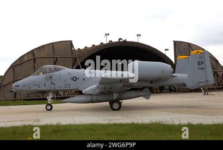 Ein Erdkampfflugzeug der US-amerikanischen Luftwaffe USAF vom Typ Fairchild-Republic A-10 Thunderbolt II auf der US-amerikanischen Luftwaffenbasis Spangdahlem in der Eifel. Das 81st Fighter Squadron wurde aufgelöst. Ein Erdkampfflugzeug der US-amerikanischen Luftwaffe USAF vom Typ Fairchild-Republic A-10 Thunderbolt II auf der US-amerikanischen Luftwaffenbasis Spangdahlem in der Eifel. Das 81st Fighter Squadron wurde aufgelöst. *** Eine Fairchild Republic Ein 10 Thunderbolt II Bodenangriffsflugzeug der US Air Force USAF auf dem US-Luftwaffenstützpunkt Spangdahlem in der Eifel die 81st Jagdgeschwader ist disb Stockfoto