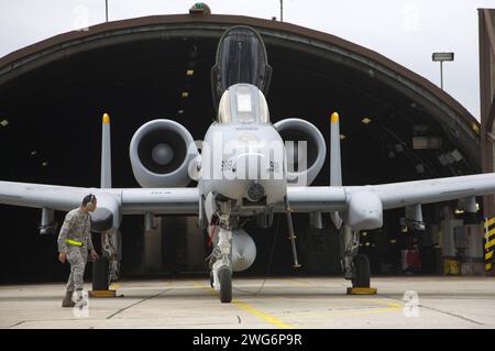 Ein Erdkampfflugzeug der US-amerikanischen Luftwaffe USAF vom Typ Fairchild-Republic A-10 Thunderbolt II auf der US-amerikanischen Luftwaffenbasis Spangdahlem in der Eifel. Das 81st Fighter Squadron wurde aufgelöst. Ein Erdkampfflugzeug der US-amerikanischen Luftwaffe USAF vom Typ Fairchild-Republic A-10 Thunderbolt II auf der US-amerikanischen Luftwaffenbasis Spangdahlem in der Eifel. Das 81st Fighter Squadron wurde aufgelöst. *** Eine Fairchild Republic Ein 10 Thunderbolt II Bodenangriffsflugzeug der US Air Force USAF auf dem US-Luftwaffenstützpunkt Spangdahlem in der Eifel die 81st Jagdgeschwader ist disb Stockfoto