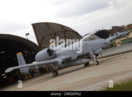 Ein Erdkampfflugzeug der US-amerikanischen Luftwaffe USAF vom Typ Fairchild-Republic A-10 Thunderbolt II auf der US-amerikanischen Luftwaffenbasis Spangdahlem in der Eifel. Das 81st Fighter Squadron wurde aufgelöst. Ein Erdkampfflugzeug der US-amerikanischen Luftwaffe USAF vom Typ Fairchild-Republic A-10 Thunderbolt II auf der US-amerikanischen Luftwaffenbasis Spangdahlem in der Eifel. Das 81st Fighter Squadron wurde aufgelöst. *** Eine Fairchild Republic Ein 10 Thunderbolt II Bodenangriffsflugzeug der US Air Force USAF auf dem US-Luftwaffenstützpunkt Spangdahlem in der Eifel die 81st Jagdgeschwader ist disb Stockfoto