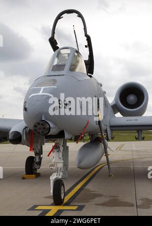 Ein Erdkampfflugzeug der US-amerikanischen Luftwaffe USAF vom Typ Fairchild-Republic A-10 Thunderbolt II auf der US-amerikanischen Luftwaffenbasis Spangdahlem in der Eifel. Das 81st Fighter Squadron wurde aufgelöst. Ein Erdkampfflugzeug der US-amerikanischen Luftwaffe USAF vom Typ Fairchild-Republic A-10 Thunderbolt II auf der US-amerikanischen Luftwaffenbasis Spangdahlem in der Eifel. Das 81st Fighter Squadron wurde aufgelöst. Hochkant. Offenes Cockpit. *** Eine Fairchild Republic Ein 10 Thunderbolt II Bodenangriffsflugzeug der US Air Force USAF auf dem US-Luftwaffenstützpunkt Spangdahlem in der Eifel die 81. Abb. Stockfoto