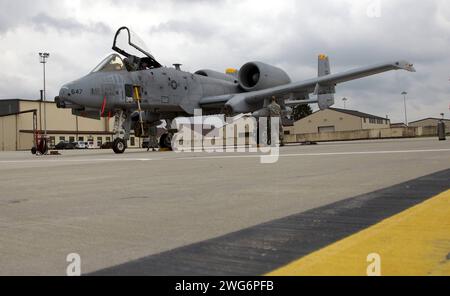 Ein Erdkampfflugzeug der US-amerikanischen Luftwaffe USAF vom Typ Fairchild-Republic A-10 Thunderbolt II auf der US-amerikanischen Luftwaffenbasis Spangdahlem in der Eifel. Das 81st Fighter Squadron wurde aufgelöst. Ein Erdkampfflugzeug der US-amerikanischen Luftwaffe USAF vom Typ Fairchild-Republic A-10 Thunderbolt II auf der US-amerikanischen Luftwaffenbasis Spangdahlem in der Eifel. Das 81st Fighter Squadron wurde aufgelöst. *** Eine Fairchild Republic Ein 10 Thunderbolt II Bodenangriffsflugzeug der US Air Force USAF auf dem US-Luftwaffenstützpunkt Spangdahlem in der Eifel die 81st Jagdgeschwader ist disb Stockfoto