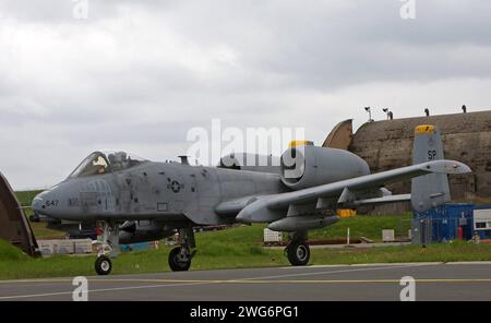 Ein Erdkampfflugzeug der US-amerikanischen Luftwaffe USAF vom Typ Fairchild-Republic A-10 Thunderbolt II auf der US-amerikanischen Luftwaffenbasis Spangdahlem in der Eifel. Das 81st Fighter Squadron wurde aufgelöst. Ein Erdkampfflugzeug der US-amerikanischen Luftwaffe USAF vom Typ Fairchild-Republic A-10 Thunderbolt II auf der US-amerikanischen Luftwaffenbasis Spangdahlem in der Eifel. Das 81st Fighter Squadron wurde aufgelöst. *** Eine Fairchild Republic Ein 10 Thunderbolt II Bodenangriffsflugzeug der US Air Force USAF auf dem US-Luftwaffenstützpunkt Spangdahlem in der Eifel die 81st Jagdgeschwader ist disb Stockfoto