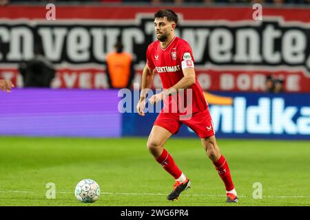 Enschede, Niederlande. Februar 2024. ENSCHEDE, NIEDERLANDE - 3. FEBRUAR: Robin Propper vom FC Twente spielt mit dem Ball während des niederländischen Eredivisie-Spiels zwischen dem FC Twente und dem RKC Waalwijk am 3. Februar 2024 in de Grolsch Veste in Enschede, Niederlande. (Foto: Hans van der Valk/Orange Pictures) Credit: dpa/Alamy Live News Stockfoto