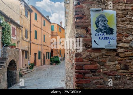 Gemaltes Richtungsschild für Casa Carducci, das Hausmuseum des Dichters Giosuè Carducci, Castagneto Carducci, Livorno, Toskana, Italien Stockfoto