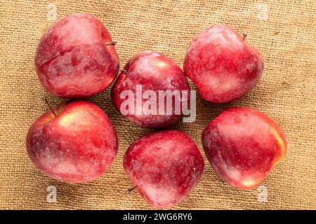Mehrere rote Äpfel auf Jutetuch, Makro, Draufsicht. Stockfoto