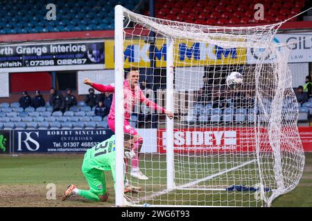 Dens Park. Dundee, Großbritannien. Februar 2024. Cinch Scottish Premiership Dundee gegen Heart of Midlothian Hearts' Lawrence Shankland stürzt den Ball ins Netz, nachdem er vom Spot aus einen Treffer erzielt hat, um 2-2 Punkte zu erzielen (Foto: Alamy Live News/David Mollison) Credit: David Mollison/Alamy Live News Stockfoto