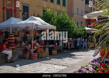 Straßenmarkt auf der Piazza Garibaldi während des Festes der Madonna von Montallegro, Rapallo, Genua, Ligurien, Italien Stockfoto