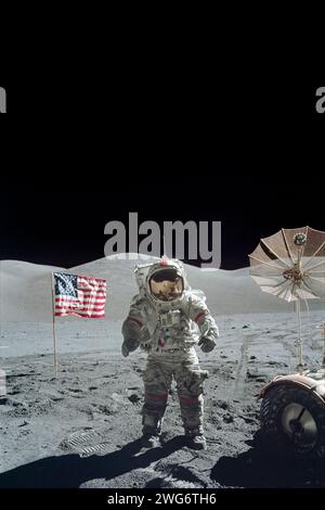 Apollo 17 Astronaut Gene Cernan bei ihrem dritten Mondspaziergang am 13. Dezember 1972. Foto von Harrison Schmitt, dessen Reflexion im Visier zu sehen ist, zusammen mit der Erde, die darüber schwebt. Stockfoto