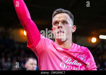 Dens Park. Dundee, Großbritannien. Februar 2024. Hearts' Lawrence Shankland feiert sein zweites und Hearts drittes Tor, das das Spiel 3-2 gewann (Foto: Alamy Live News/David Mollison) Credit: David Mollison/Alamy Live News Stockfoto