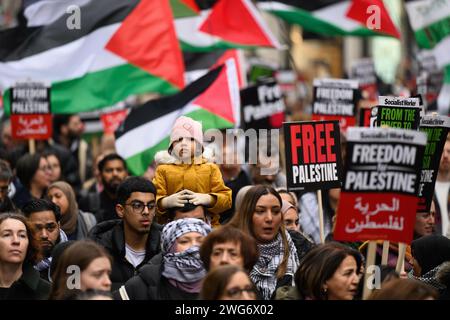 London, Großbritannien. 3. Februar 2024: Tausende palästinensischer Demonstranten marschieren heute durch das Zentrum Londons und fordern ein Ende des andauernden Konflikts in Gaza. Der Konflikt hat schätzungsweise 27.000 Menschen getötet. Nach Angaben des Roten Kreuzes sind 80 % mit Notfällen oder katastrophalen Ernährungsunsicherheiten konfrontiert. Quelle: Justin Griffiths-Williams/Alamy Live News Stockfoto