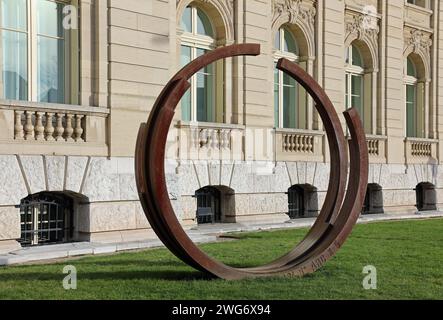 Kunstwerk von Bernar Venet vor dem Spuerkeess-Gebäude in Luxemburg-Stadt Stockfoto