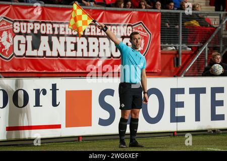 Enschede, Niederlande. Februar 2024. ENSCHEDE, NIEDERLANDE - 3. FEBRUAR: Assistent Schiedsrichter Michael Osseweijer im Einsatz während des niederländischen Eredivisie-Spiels zwischen dem FC Twente und dem RKC Waalwijk in de Grolsch Veste am 3. Februar 2024 in Enschede, Niederlande. (Foto: Hans van der Valk/Orange Pictures) Credit: dpa/Alamy Live News Stockfoto