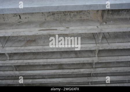 Die Stahlbetonkonstruktion der Brücke über den Fluss Dipro, eine neue Brücke, eine mächtige Aussicht. Stockfoto