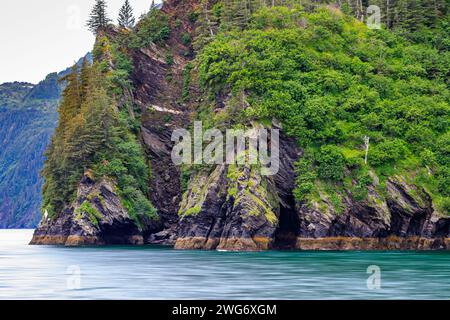 Resurrection Bay in der Nähe von Seward, AK. Schuss von einem Boot in der Bucht. Stockfoto