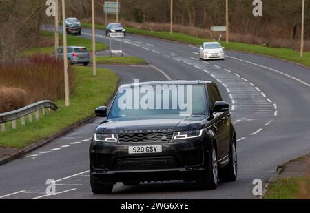 Milton Keynes, UK-3. Februar 2024: 2020 schwarzer Range Rover Sportwagen, der auf einer englischen Straße fährt. Stockfoto