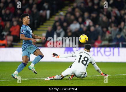 Aston Villas Ollie Watkins schießt dann John McGinn (nicht im Bild) erzielt das erste Tor ihrer Mannschaft während des Premier League-Spiels in der Bramall Lane, Sheffield. Bilddatum: Samstag, 3. Februar 2024. Stockfoto