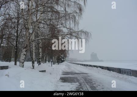 Winter wunderschöne Promenade mit Birken, Bäumen und weißem Schnee. Uferdamm entlang des Dnieper River in der Stadt Dnipro. Stockfoto