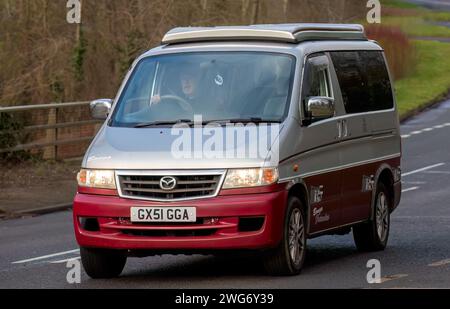 Milton Keynes, UK-Feb 3rd 2024: 2003 Mazda Bongo Wohnmobil fährt auf einer englischen Straße. Stockfoto