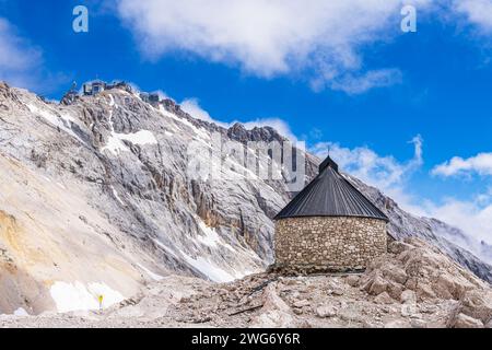 Die Jungfrauenbesuchskapelle auf der Zugspitze bei Garmisch-Partenkirchen in Bayern. Stockfoto