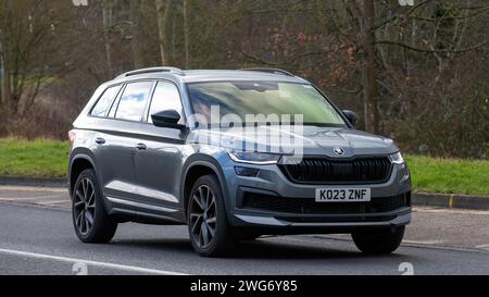 Milton Keynes, UK-Feb 3rd 2024: 2023 graues Skoda Kodiaq Auto fährt auf einer englischen Straße. Stockfoto