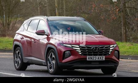 Milton Keynes, UK-Feb 3rd 2024: 2023 rotes Hyundai Tucson Hybrid-Elektroauto, das auf einer englischen Straße fährt. Stockfoto