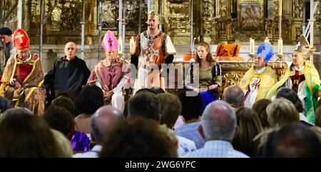 Die Dorfbewohner, die 1068 die Schlacht von Llantada während der Sommerfeste im Kirchenschiff Lantadilla Palencia Castile und Leon Spanien ausführten Stockfoto